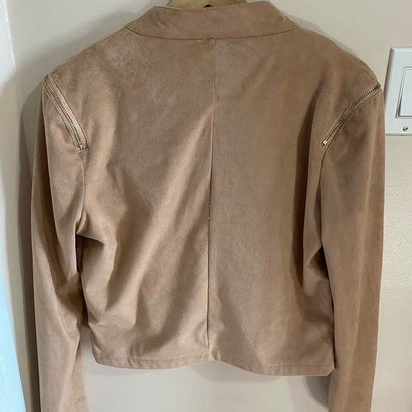 Light outer jacket for warm spring/fall - Picture 3 of 3